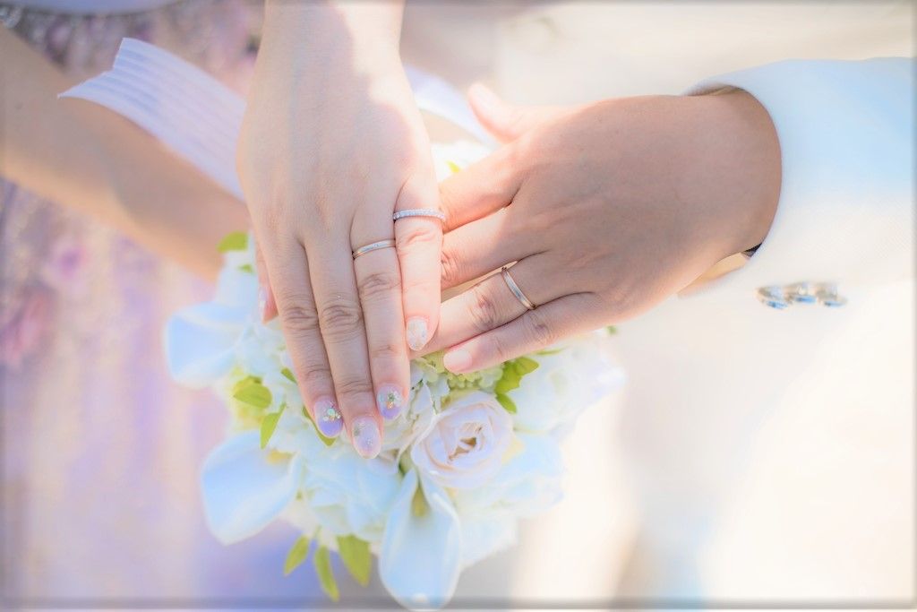結婚指輪を持つ手元